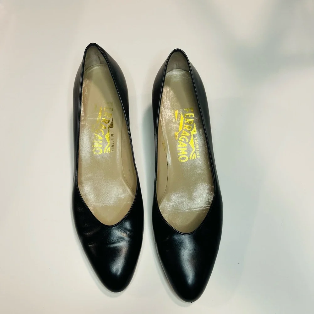 Salvatore Ferragamo Women’s Beautiful Classic 90’s Black Pump Heels Size 7AA - Picture 2 of 8